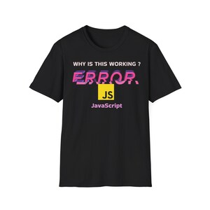 Pu&ograve; includere: T-shirt nera con la scritta "WHY IS THIS WORKING?" sopra la parola "ERROR" in rosa e viola, con un quadrato giallo contenente "JS" e la parola "JavaScript" sotto.