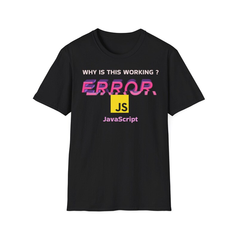 Pu&ograve; includere: T-shirt nera con la scritta "WHY IS THIS WORKING?" sopra la parola "ERROR" in rosa e viola, con un quadrato giallo contenente "JS" e la parola "JavaScript" sotto.