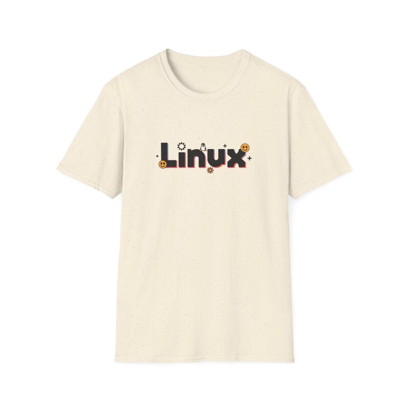 Puede incluir: Una camiseta color crema con la palabra "Linux" en una fuente estilizada. El texto es de color oscuro con peque&ntilde;os elementos decorativos, incluyendo un engranaje, una carita sonriente y una estrella. La camiseta tiene mangas cortas y cuello redondo.
