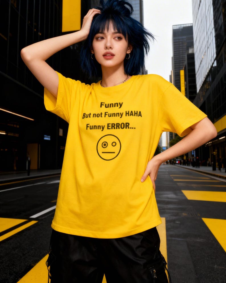 Puede incluir: Una camiseta amarilla brillante con el texto "Funny But not Funny HAHA Funny ERROR..." y un gr&aacute;fico de una cara de sorpresa. La camiseta se combina con pantalones cortos negros. La imagen est&aacute; tomada al aire libre.