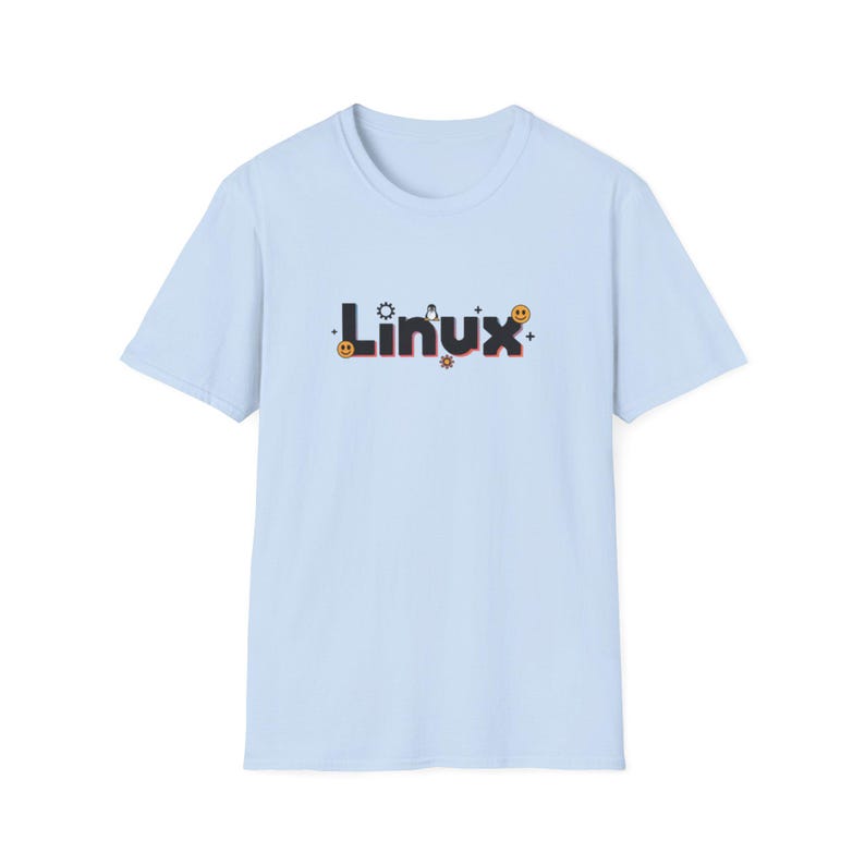 Puede incluir: Una camiseta azul claro con la palabra "Linux" en una fuente estilizada. El texto es negro con detalles en rojo y est&aacute; decorado con peque&ntilde;os iconos, incluyendo un engranaje, una estrella y una carita sonriente.