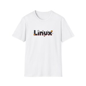 Puede incluir: Una camiseta blanca con la palabra "Linux" en negro con detalles rojos y naranjas. El dise&ntilde;o incorpora peque&ntilde;os iconos. Tiene cuello redondo y mangas cortas. El dise&ntilde;o est&aacute; centrado en el pecho.