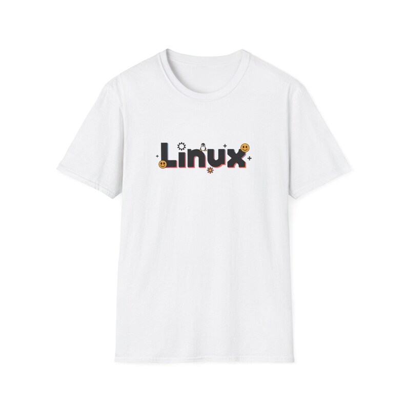 Puede incluir: Una camiseta blanca con la palabra "Linux" en negro con detalles rojos y naranjas. El dise&ntilde;o incorpora peque&ntilde;os iconos. Tiene cuello redondo y mangas cortas. El dise&ntilde;o est&aacute; centrado en el pecho.