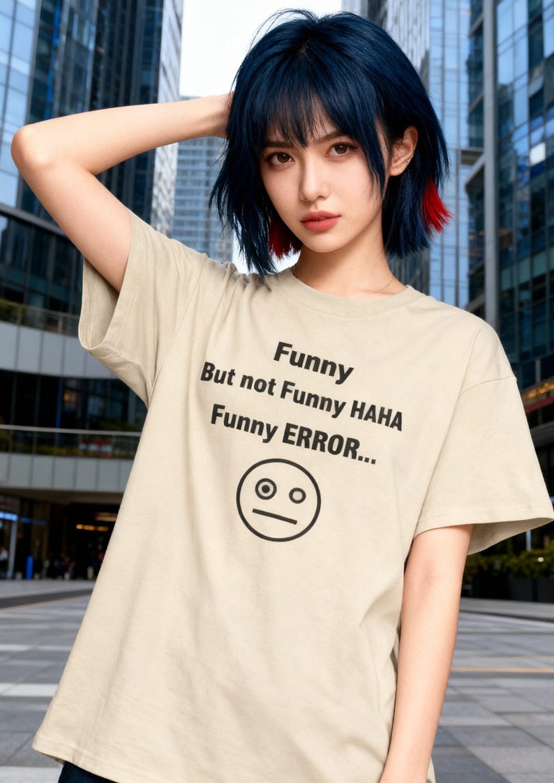 Puede incluir: Camiseta beige con el texto "Funny But not Funny HAHA Funny ERROR..." y un gr&aacute;fico de cara de sorpresa. La camiseta est&aacute; hecha de un material suave, adecuada para el uso diario.