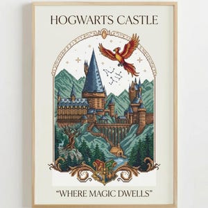 Può includere: Stampa artistica a punto croce del Castello di Hogwarts, con una rappresentazione dettagliata dell'iconico castello con una fenice in volo. La stampa include il testo "HOGWARTS CASTLE" e "WHERE MAGIC DWELLS", in una cornice di legno.