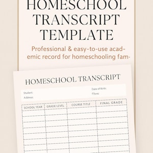 Puede incluir: Una plantilla de transcripción escolar en casa editable con el texto "HOMESCHOOL TRANSCRIPT" y campos para la información del estudiante, el año escolar, el nivel de grado, el título del curso y la calificación final. El diseño es sobre un fondo beige.