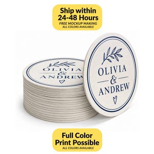 Puede incluir: Una pila de posavasos redondos de color blanco roto con un borde circular azul oscuro. El diseño presenta un gráfico de rama con hojas, el texto "OLIVIA & ANDREW" en fuente serif y un pequeño icono de corazón en la parte inferior.