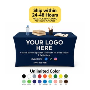 Puede incluir: Un mantel de spandex elástico azul marino para ferias y exposiciones. El mantel tiene el texto "YOUR LOGO HERE" y una variedad de opciones de color. Una botella de agua, libros y bolígrafos están sobre la mesa.