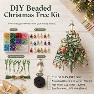 Könnte beinhalten: Ein DIY-Perlen-Weihnachtsbaum-Set mit einem bunten Perlen-Organizer, verschiedenen kleinen Ornamenten, grünen Drahtzweigen, einem Engel-Topper und einem schwarzen Sockel. Der montierte Baum ist 200 mm hoch, 140 mm breit und hat einen Sockeldurchmesser von 50 mm.
