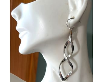 Pendientes colgantes retorcidos en tono plateado