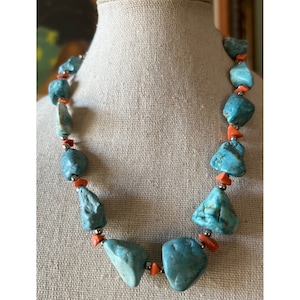 Blau gefärbte Howlith Bubble Gum & Coral Perlenkette -- 45 cm