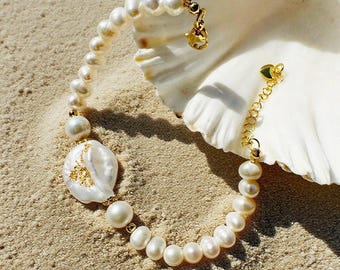 Nature Freshwater Cultured Baroque Pearls Bracelet in White and Gold