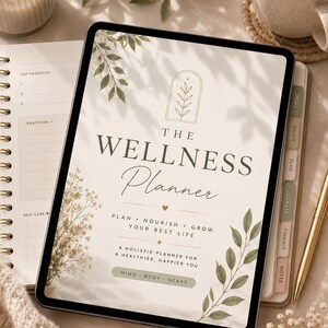 Peut inclure: Une tablette numérique affichant une page de couverture intitulée The Wellness Planner, avec des illustrations botaniques, une icône en ligne arquée et du texte incluant Plan, Nourish, Grow Your Best Life et Mind, Body, Heart sur fond crème.