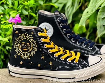 La magie du soleil, de la lune et des étoiles personnalisées à la main chaussures montantes Taylor des années 1970 brodées lune rêveuse enfance cadeaux Saint-Valentin