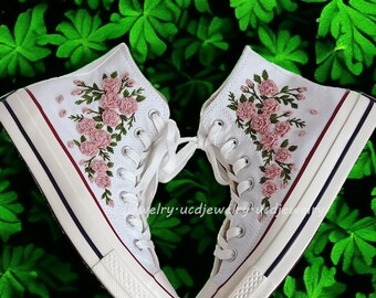 Mariée personnalisée brodée de roses roses et de feuilles, baskets à broder personnalisées, bouquets de fleurs, chaussures en toile Chuck Taylor, cadeaux pour elle