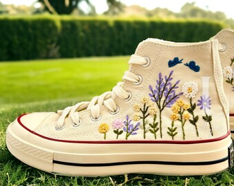 Broderie personnalisée Fleurs douces et papillon Converse High Tops années 1970 Broderie à la main personnalisée Converse High Top Valentine Cadeaux pour elle