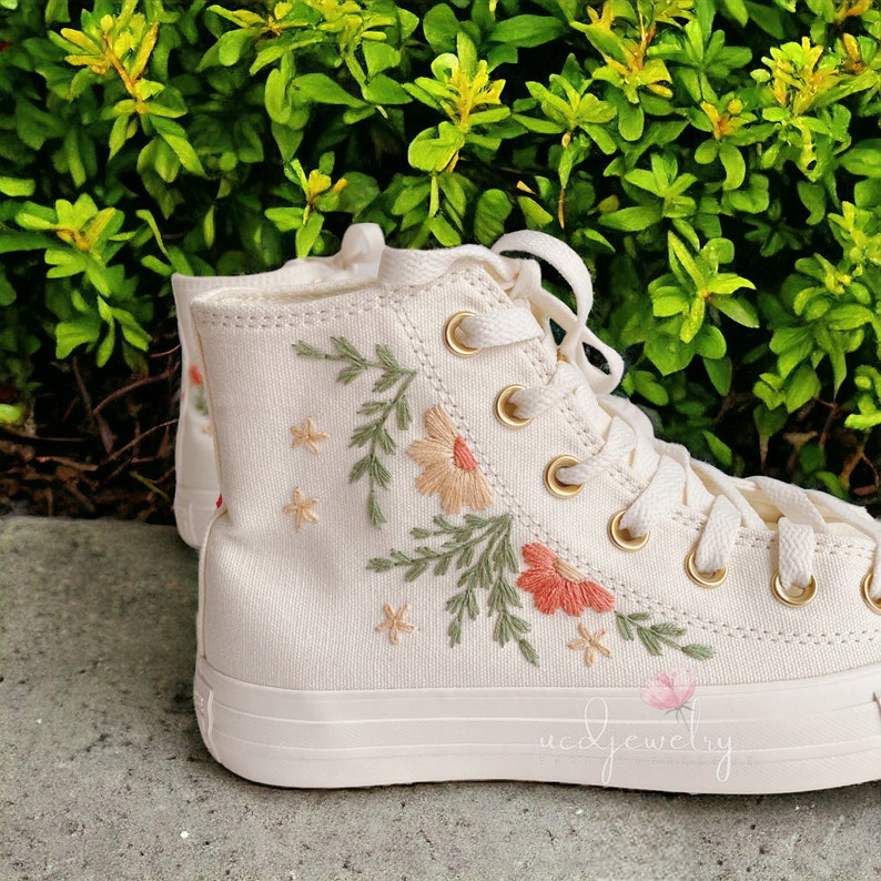 Fleurs roses brodées personnalisées Chaussures toutes crème Broderie personnalisée Sweet Flower Chaussures Chuck Taylor Cadeaux de mariage personnalisés pour femme image 1