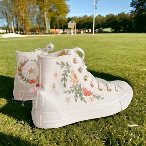 Fleurs roses brodées personnalisées Chaussures toutes crème Broderie personnalisée Sweet Flower Chaussures Chuck Taylor Cadeaux de mariage personnalisés pour femme image 3