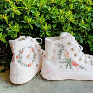 Fleurs roses brodées personnalisées Chaussures toutes crème Broderie personnalisée Sweet Flower Chaussures Chuck Taylor Cadeaux de mariage personnalisés pour femme image 2