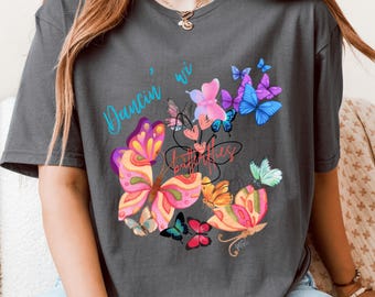 T-shirt con stampa a farfalla: vivace design boho ispirato alla natura.