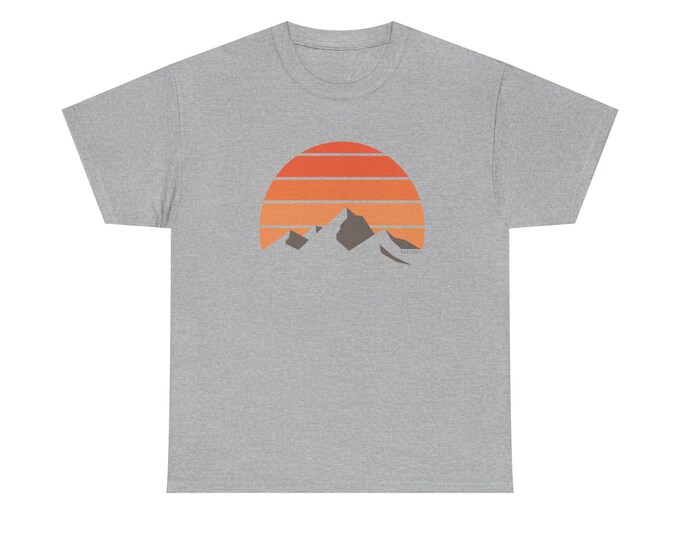 Mountain Sunset Unisex : Adventure Nature Graphic T-Shirt“ Minimalist  – Vintage Retro Outdoors Adventure Tee ”