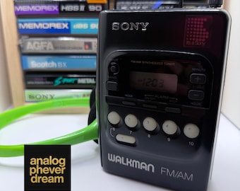 Reproductor de casetes Sony WM-FX20 de la serie Survivor (1991); completamente restaurado y revisado: incluye casete y auriculares.