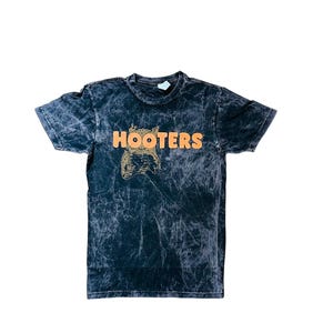 Hooters t shirt