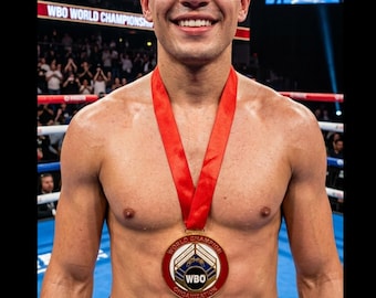 Replika der WBO-Boxweltmeistermedaille, Zinkdruckguss, goldfarben, Satinband
