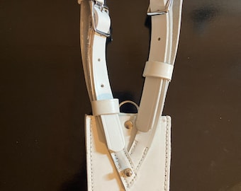 Weißes Leder Sam Browne Schwert Frosch | Zeremonielles Accessoire der britischen Armee, silberne Messingbeschläge