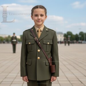 Puede incluir: Un juego de tres tazas de cerámica con un acabado mate moteado. Las tazas son de color crema, gris claro y gris oscuro. Cada taza tiene un diseño simple y minimalista, ideal para café o té.