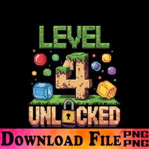Op de afbeelding: Een zwart grafisch ontwerp met de tekst "LEVEL 4 UNLOCKED" in pixellettertype. Het cijfer 4 is ontworpen als een Minecraft-blok met gras. Diverse kleurrijke pixelvormen en een hangslot zijn ook inbegrepen.