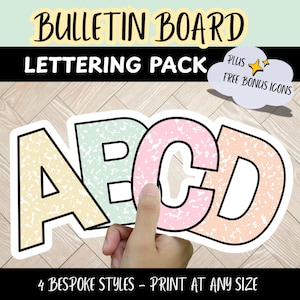 Peut inclure: Un pack de lettrage pour tableau d'affichage aux couleurs pastel avec les lettres A, B, C et D. Les lettres ont un design texturé et des contours noirs. L'image comprend le texte "BULLETIN BOARD LETTERING PACK" et "4 BESPOKE STYLES - PRINT AT ANY SIZE."