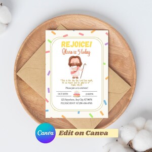 Op de afbeelding: Een verjaardagsuitnodiging met de tekst "REJOICE! Olivia is vandaag 5" en een cartoonillustratie van Jezus. De uitnodiging bevat de datum, tijd en locatie. De uitnodiging ligt op een houten dienblad met een bruine envelop.