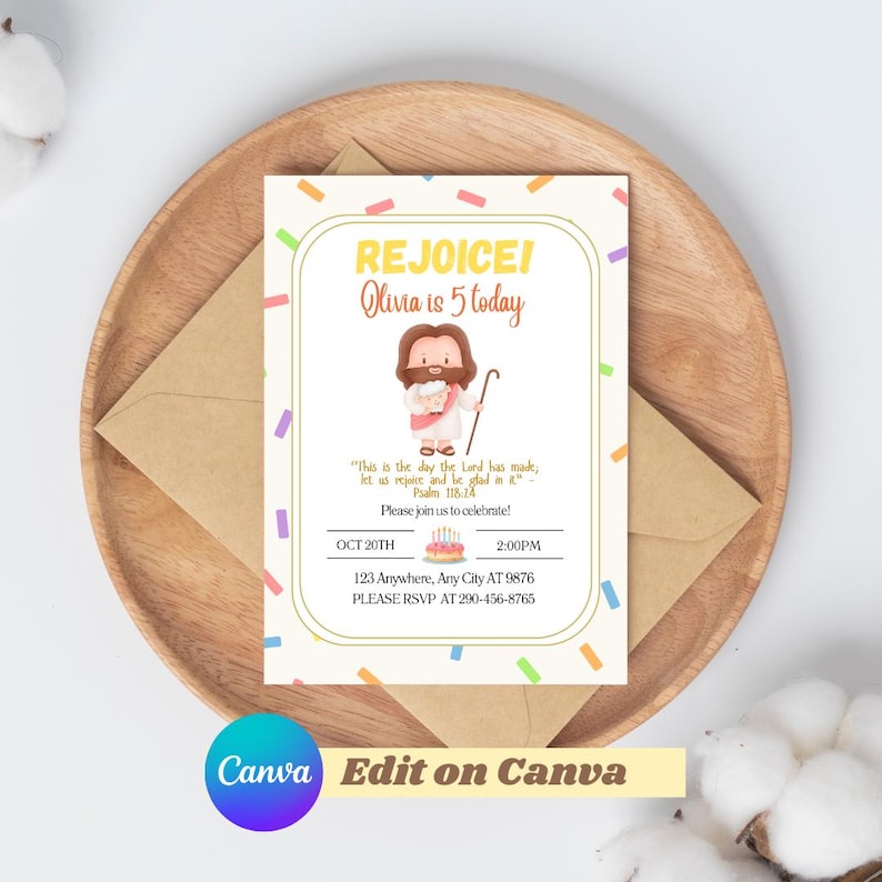 Op de afbeelding: Een verjaardagsuitnodiging met de tekst "REJOICE! Olivia is vandaag 5" en een cartoonillustratie van Jezus. De uitnodiging bevat de datum, tijd en locatie. De uitnodiging ligt op een houten dienblad met een bruine envelop.