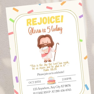 Op de afbeelding: Een verjaardagsuitnodiging met de tekst "REJOICE! Olivia is vandaag 5." De uitnodiging bevat een illustratie van een cartoon Jezus met een lam en een staf. De uitnodiging bevat de datum, tijd en locatie.