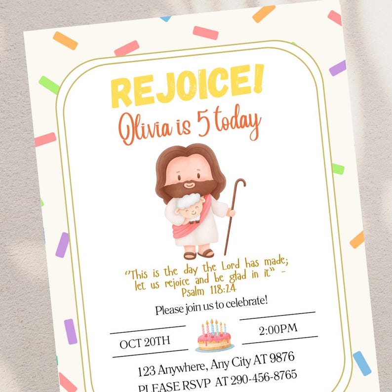 Op de afbeelding: Een verjaardagsuitnodiging met de tekst "REJOICE! Olivia is vandaag 5." De uitnodiging bevat een illustratie van een cartoon Jezus met een lam en een staf. De uitnodiging bevat de datum, tijd en locatie.