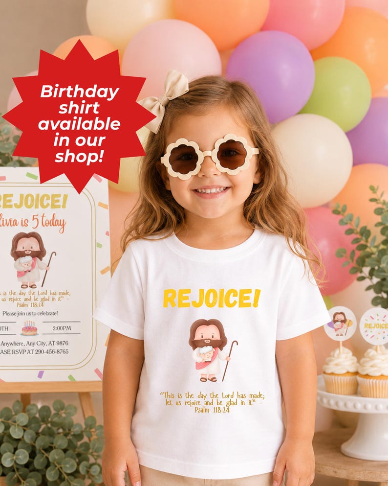 Op de afbeelding: Een jong meisje draagt een wit t-shirt met het woord "REJOICE!" in het geel, samen met een cartoonillustratie van Jezus. Het shirt bevat ook een bijbelvers. Het meisje draagt bloemvormige zonnebrillen en lacht. Ballonnen zijn op de achtergrond.