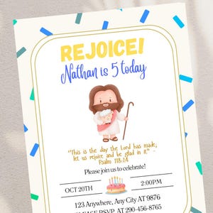 K&ouml;nnte beinhalten: Eine Geburtstagseinladung mit dem Text "REJOICE! Nathan ist heute 5." Die Einladung zeigt eine Illustration von Jesus, der ein Lamm h&auml;lt, einen Kuchen sowie Datum und Uhrzeit. Der Hintergrund ist cremefarben mit blauen und gr&uuml;nen Konfetti.