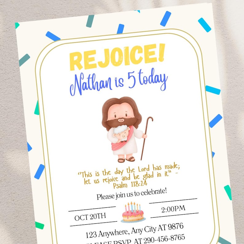 K&ouml;nnte beinhalten: Eine Geburtstagseinladung mit dem Text "REJOICE! Nathan ist heute 5." Die Einladung zeigt eine Illustration von Jesus, der ein Lamm h&auml;lt, einen Kuchen sowie Datum und Uhrzeit. Der Hintergrund ist cremefarben mit blauen und gr&uuml;nen Konfetti.