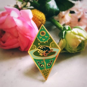 Tessera Oracle : The Frog - un talisman et une amulette en émail dur pour la divination et la divination