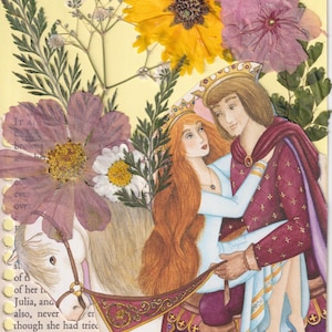 Könnte beinhalten: Illustration eines Paares in mittelalterlicher Kleidung, mit einer Frau in einem hellblauen Kleid und einem Mann in einem bordeauxfarbenen Mantel. Das Kunstwerk ist von getrockneten Blumen und Text aus einem Buch umgeben.