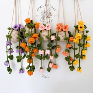 Peut inclure: Cinq jardinières suspendues en crochet avec des pots beiges, chacune présentant des vignes vertes tombantes avec des fleurs violettes, orange, roses et jaunes. Un logo en haut indique KIMICROCHET HANDMADE et le nom Chloe est inscrit en bas.