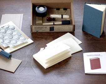 Buchbinde-Kit - Komplett in Hardcover-Journal verpacktes Buchbinde-DIY-Bastelkit mit Werkzeugen, Zubehör und einem Anleitungsbuch