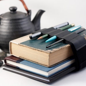 Bandoliera regolabile // pelle nera // (un astuccio portapenne migliore, un portapenne per diario, una tracolla per libri, un passante per penna, un rotolo per matite, una bandoliera per penne)