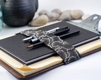 Journal Bandolier Large // negro tempest // (una mejor caja de lápiz, soporte de lápiz de diario, correa de libro, lazo de pluma, rollo de lápiz, banderaquete de pluma)