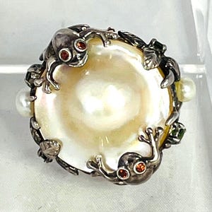 Artisan Chapal Zenray Sterling Silver Frog Ring – Huge Blister Pearl, Garnet & Peridot – Signed NF 925 – "Frogs in the Garden" – Size 9.5 –