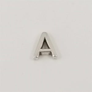 Può includere: Un ciondolo a forma di lettera "A" in argento, probabilmente per gioielli o lavori artigianali. La lettera maiuscola è in un font sans-serif, con un aspetto solido e tridimensionale. Il ciondolo è posto su uno sfondo bianco.