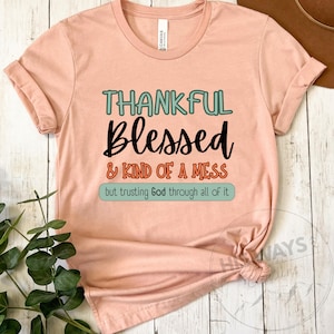 Thankful, Blessed & Kind of a Mess Christliches Hemd, bequeme Bella + Canvas Tee