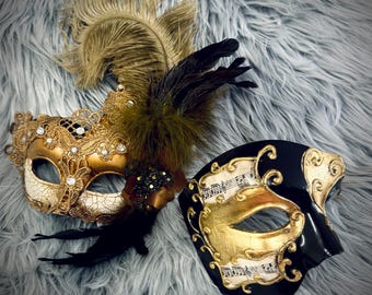 Máscaras de mascarada doradas para parejas, máscaras de plumas para él y para ella, máscaras venecianas para parejas, máscara de plumas, máscara de fiesta con palo o banda elástica.