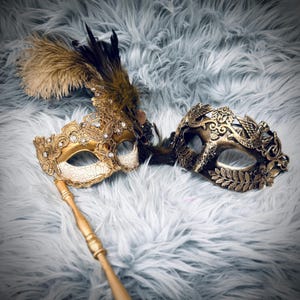 Guldfärgade maskeradmasker för par, fjädermasker för honom och henne, venetianska masker för par, fjädermask, festmask med pinne eller gummiband.
